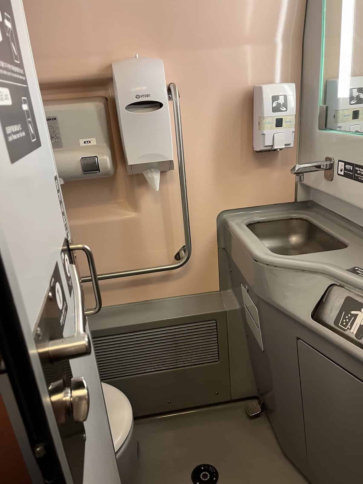Toilet in the KTX economy cabin.