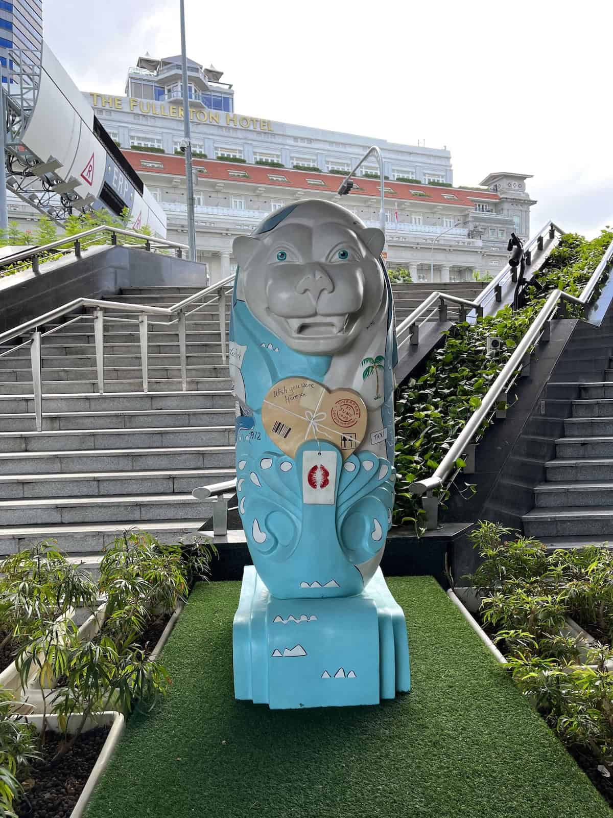 Merlion with the Fullerton Hotel behind it.